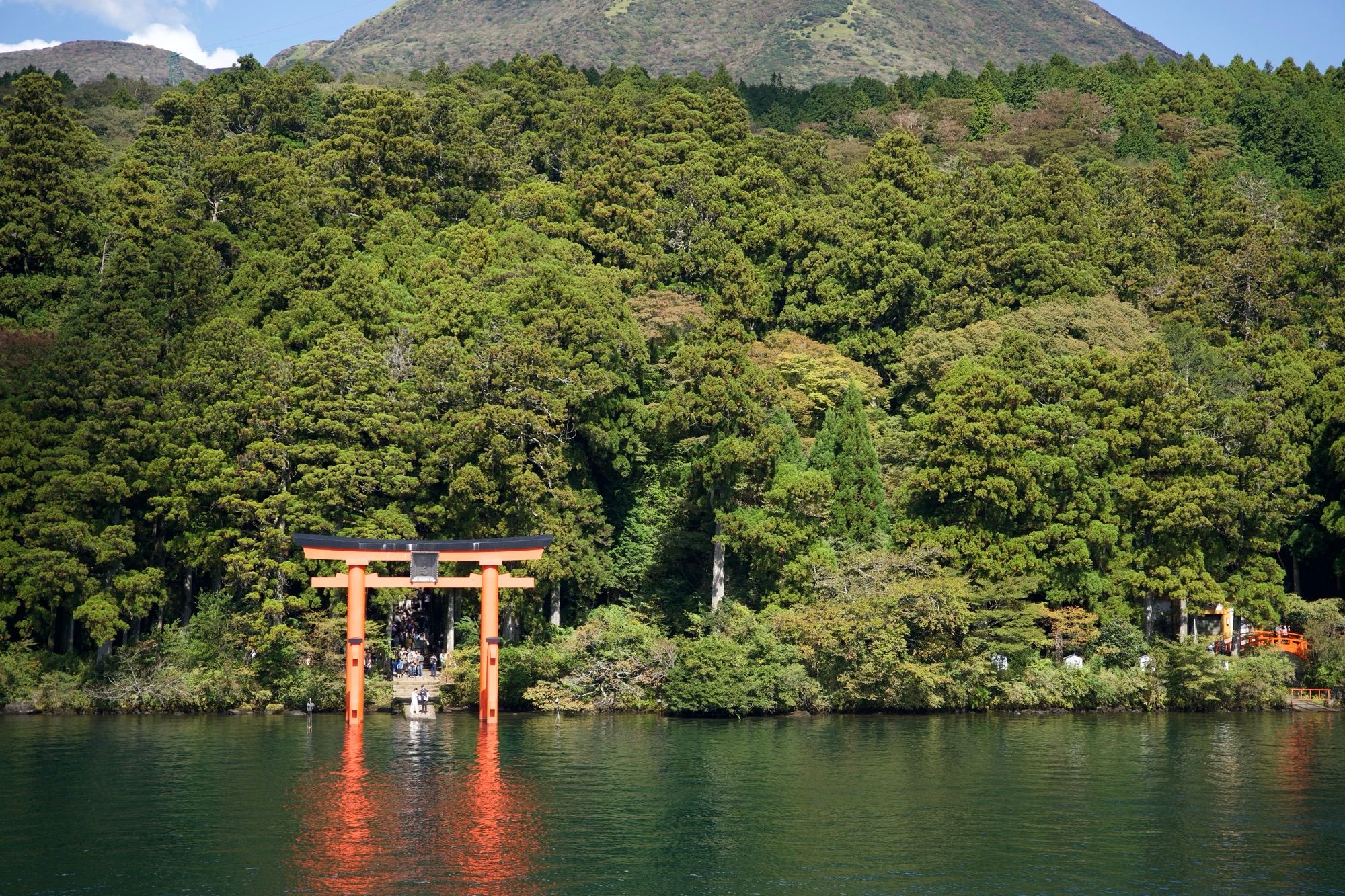 Vue du torii depuis le lac