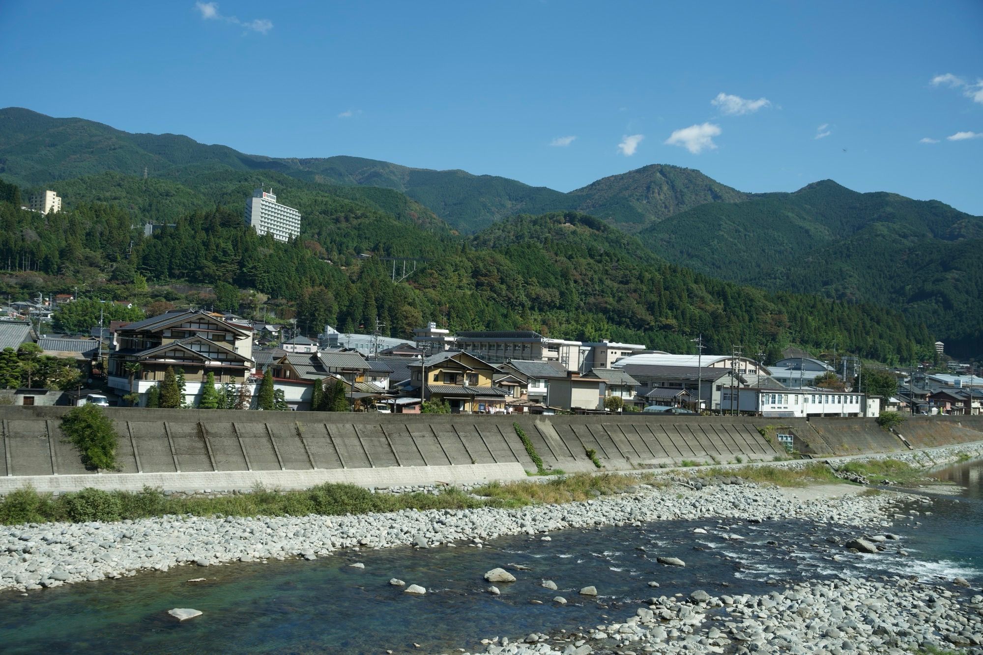 Village au pied des montagnes