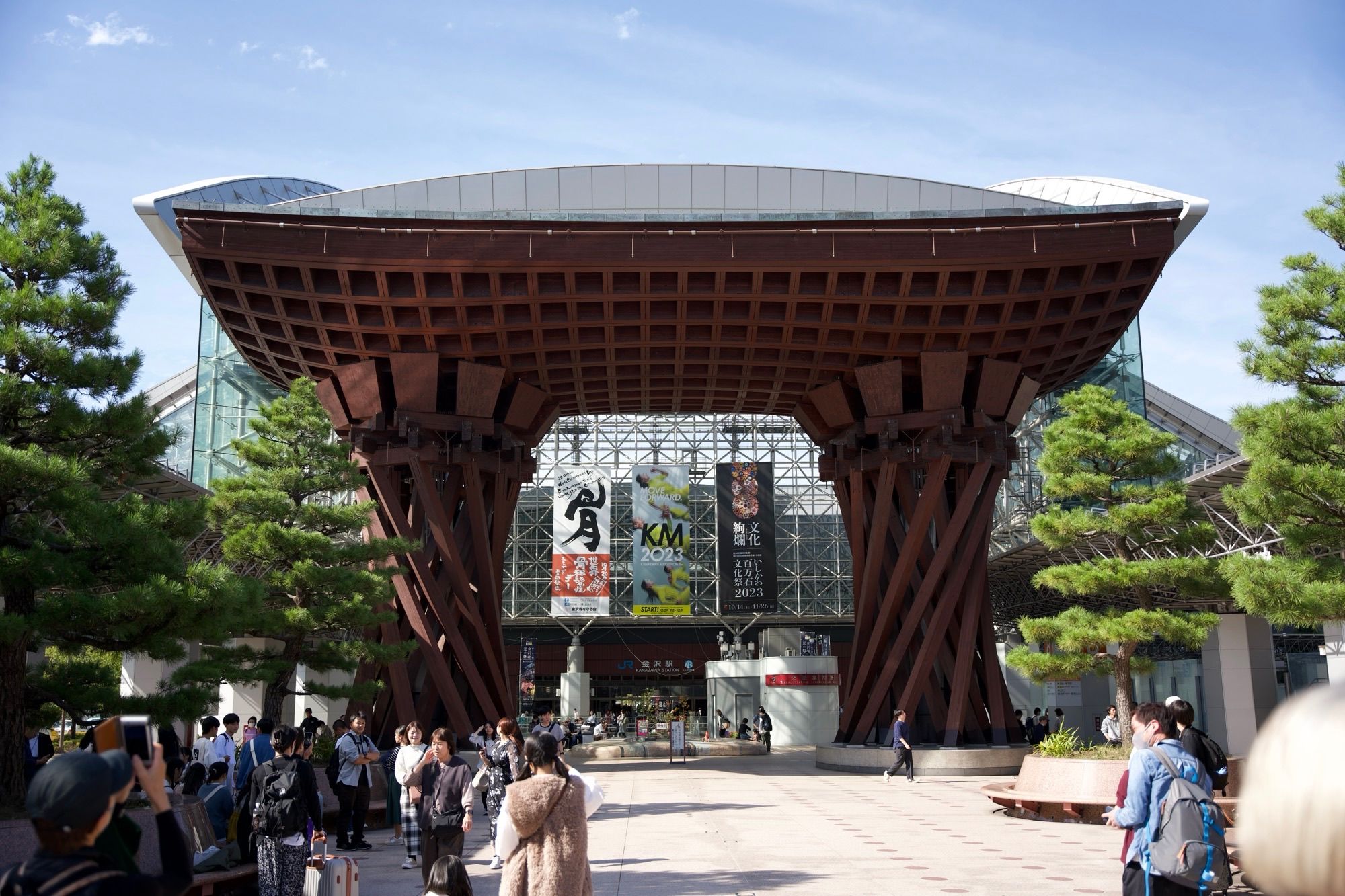 Le torii de la gare de Kanazawa