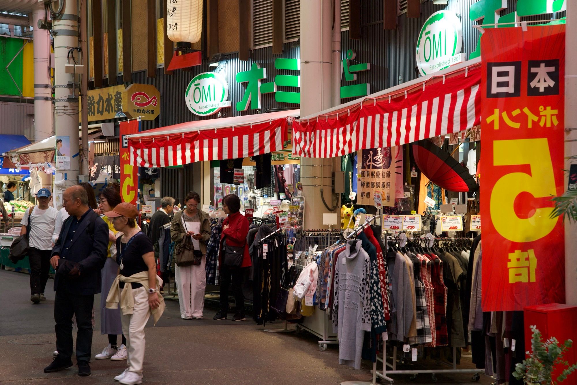 Stand de vêtements au marché Omichō