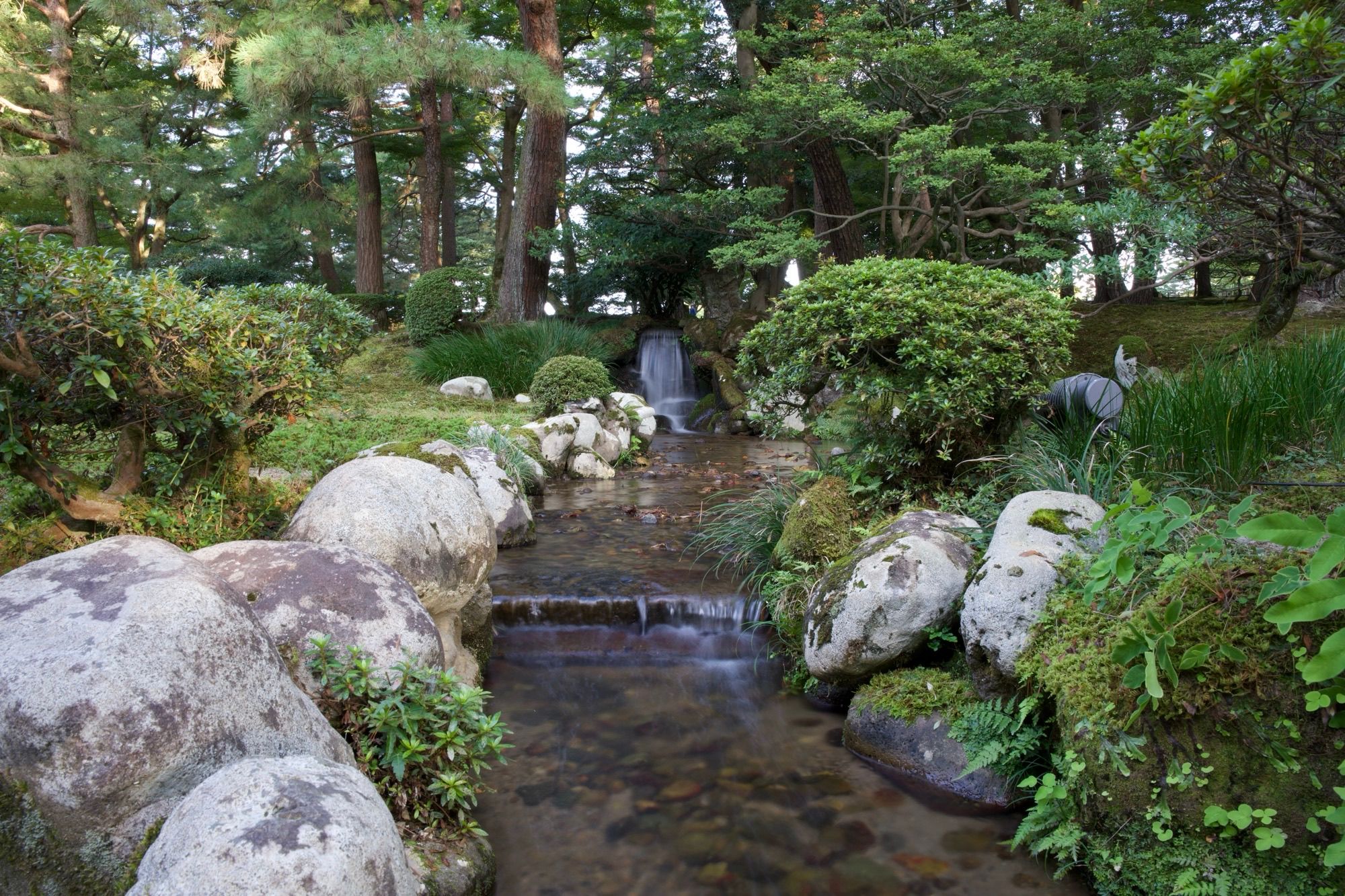 Petite cascade au Kenroku-en