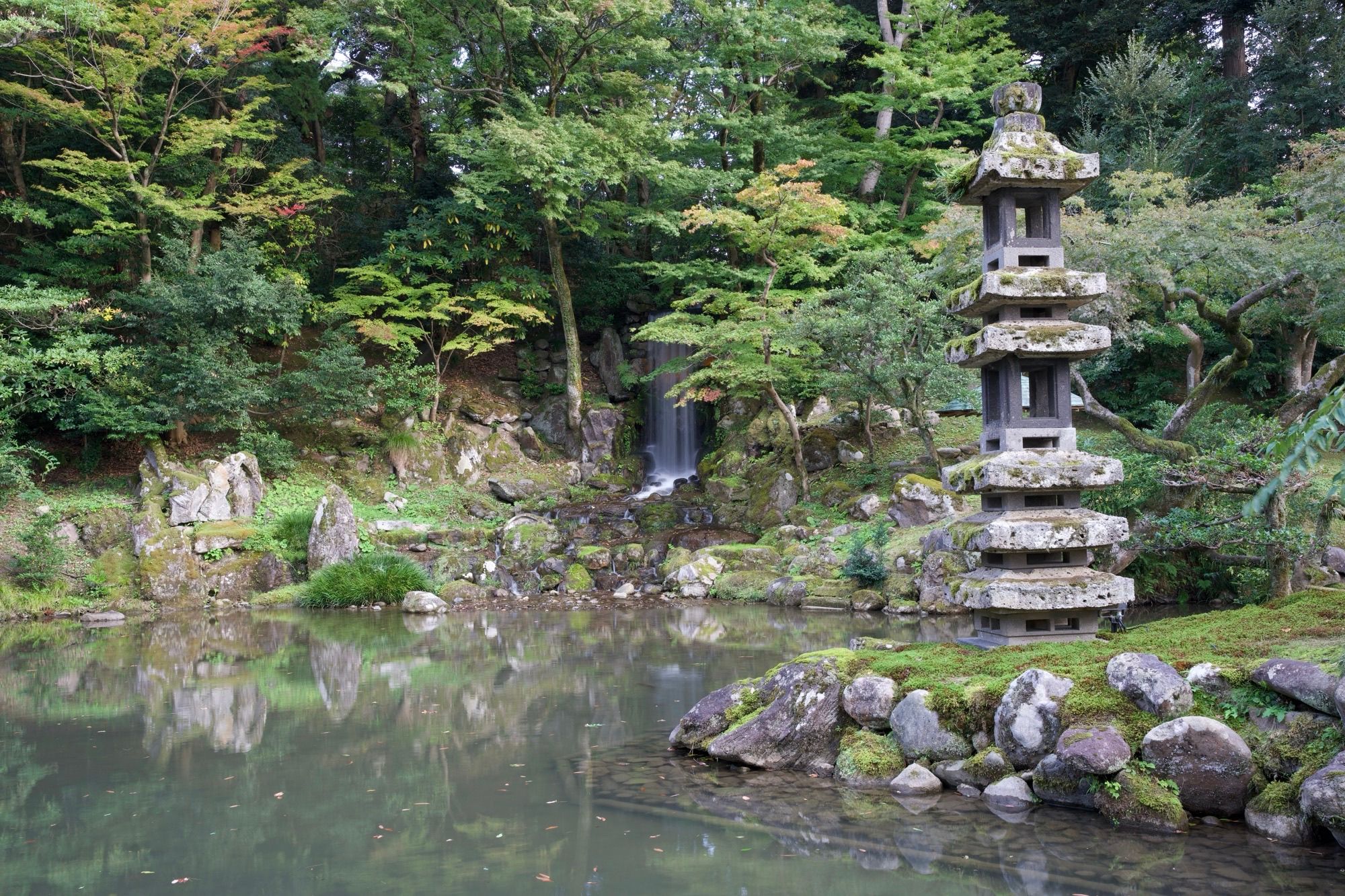 moyenne cascade au Kenroku-en