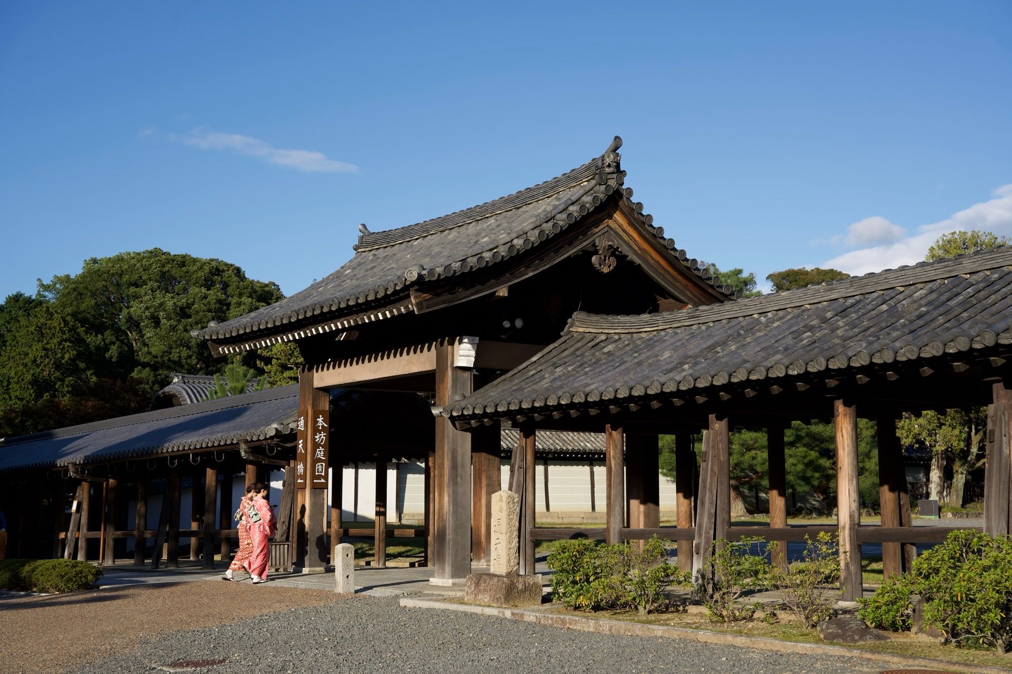 Femmes en kimono entrant dans le temple