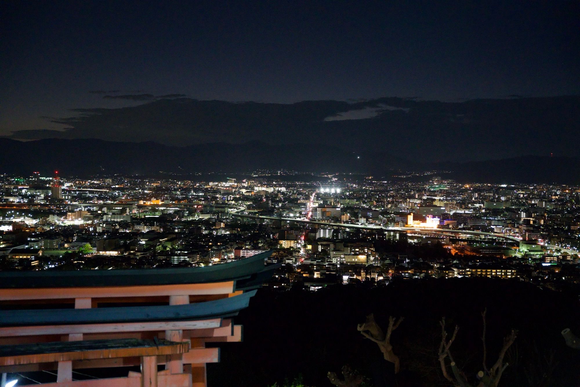 Vue sur Kyoto de nuit depuis le chemin de torii