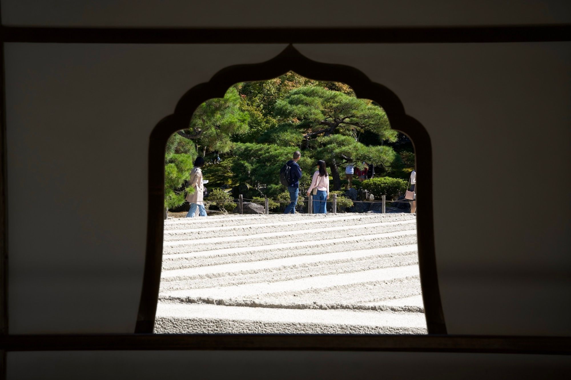 Jardin zen vue d'une fenêtre