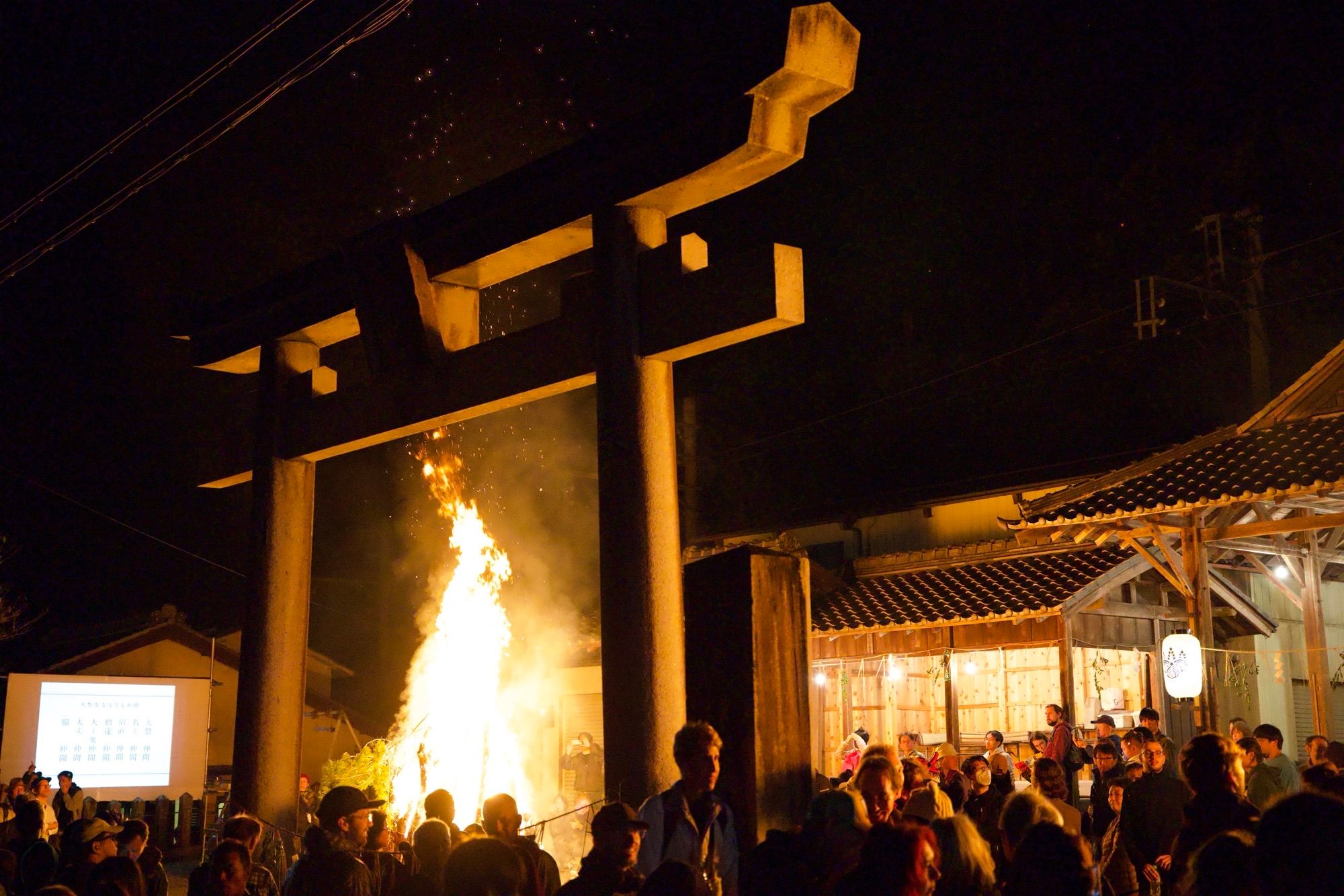 Grand bûcher sur torii