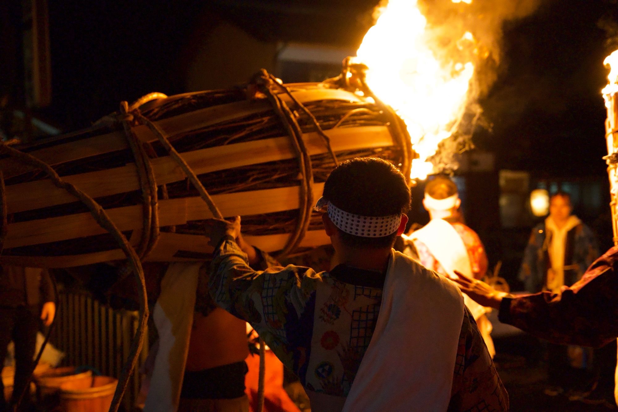 Aide au port d'une torche du Kurama no hi Matsuri