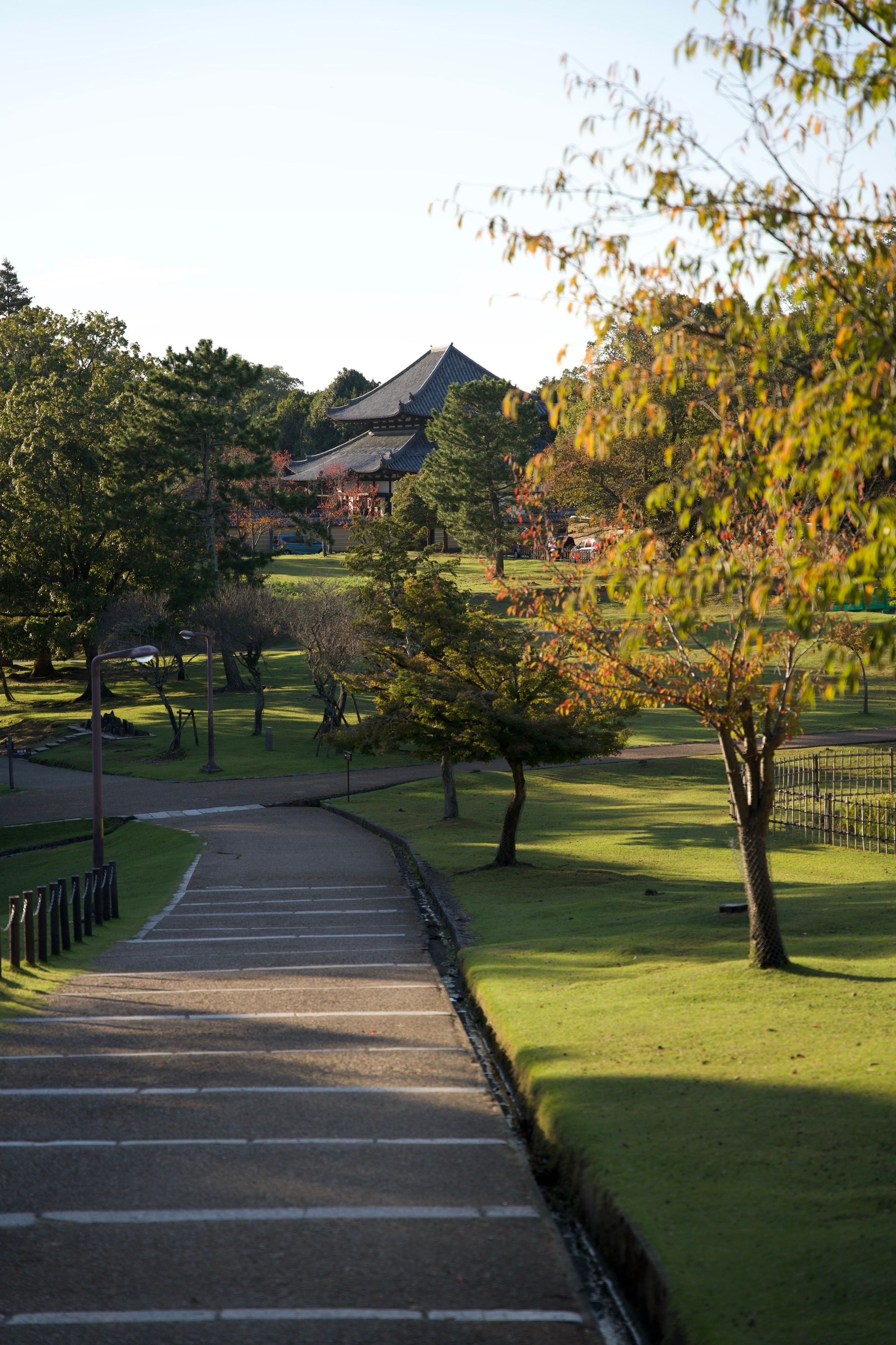 Vue sur un autre temple du parc