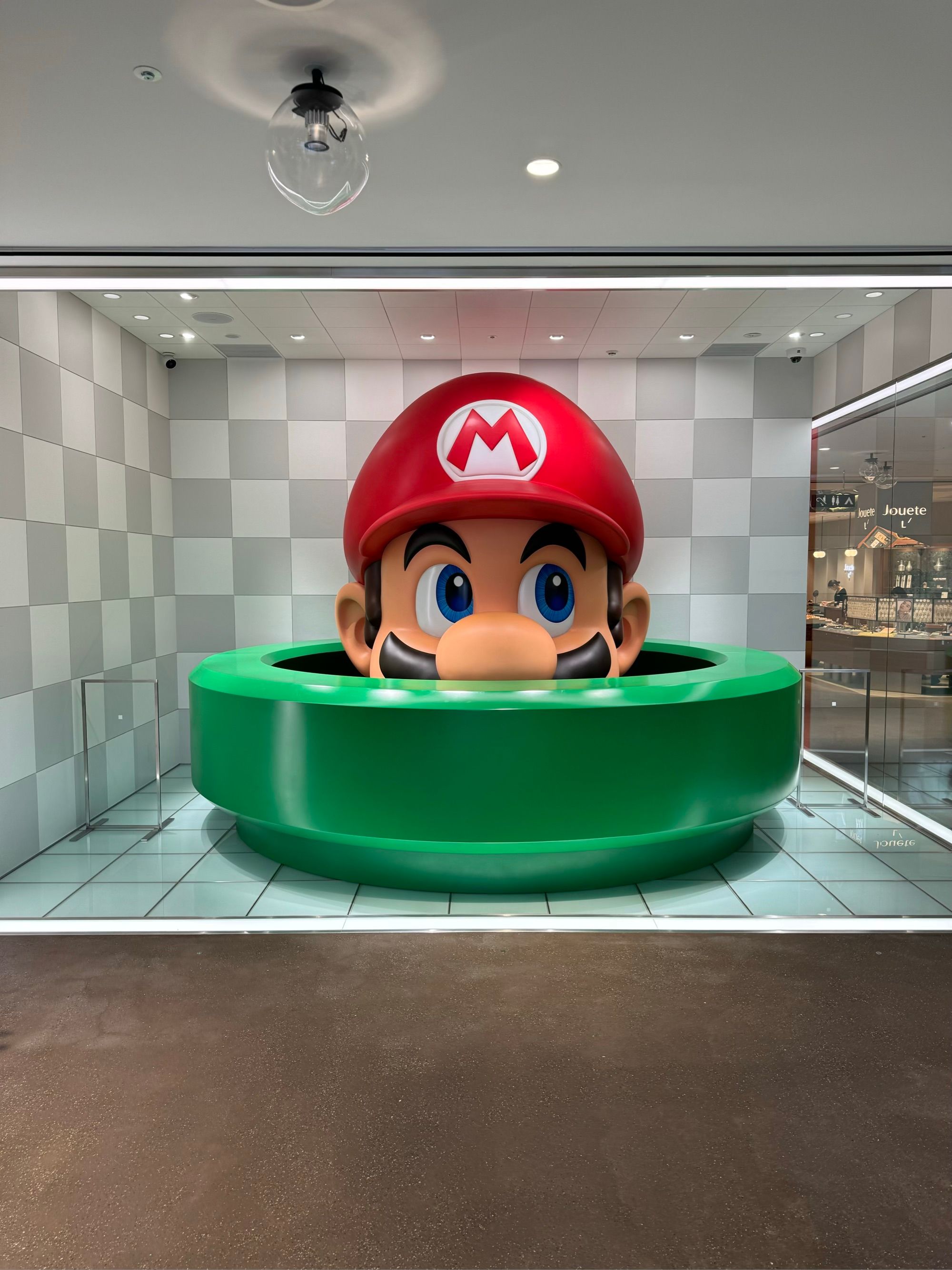 Mario qui se cache au centre commercial