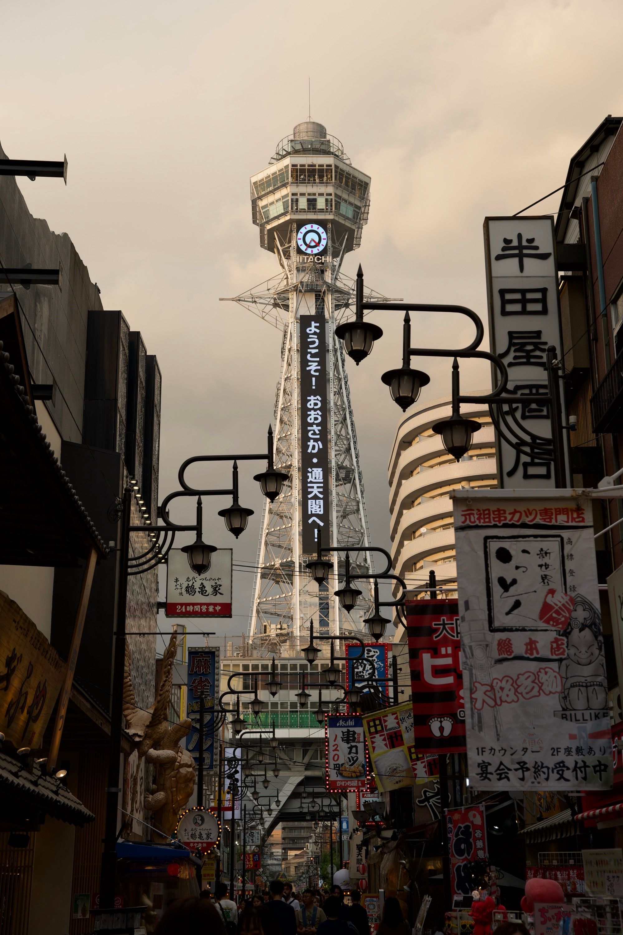 La tour Tsutenkaku pile au centre du quartier