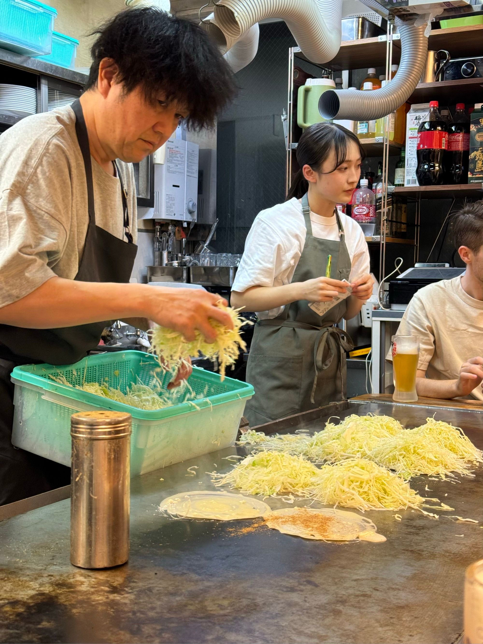 Le chef préparant ses Okonomiyaki