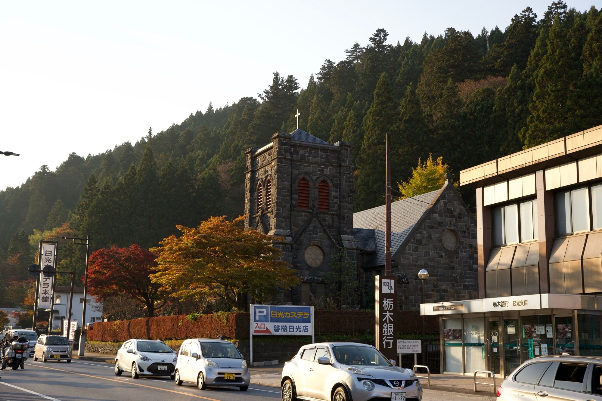 Église perdue dans un village de montagne