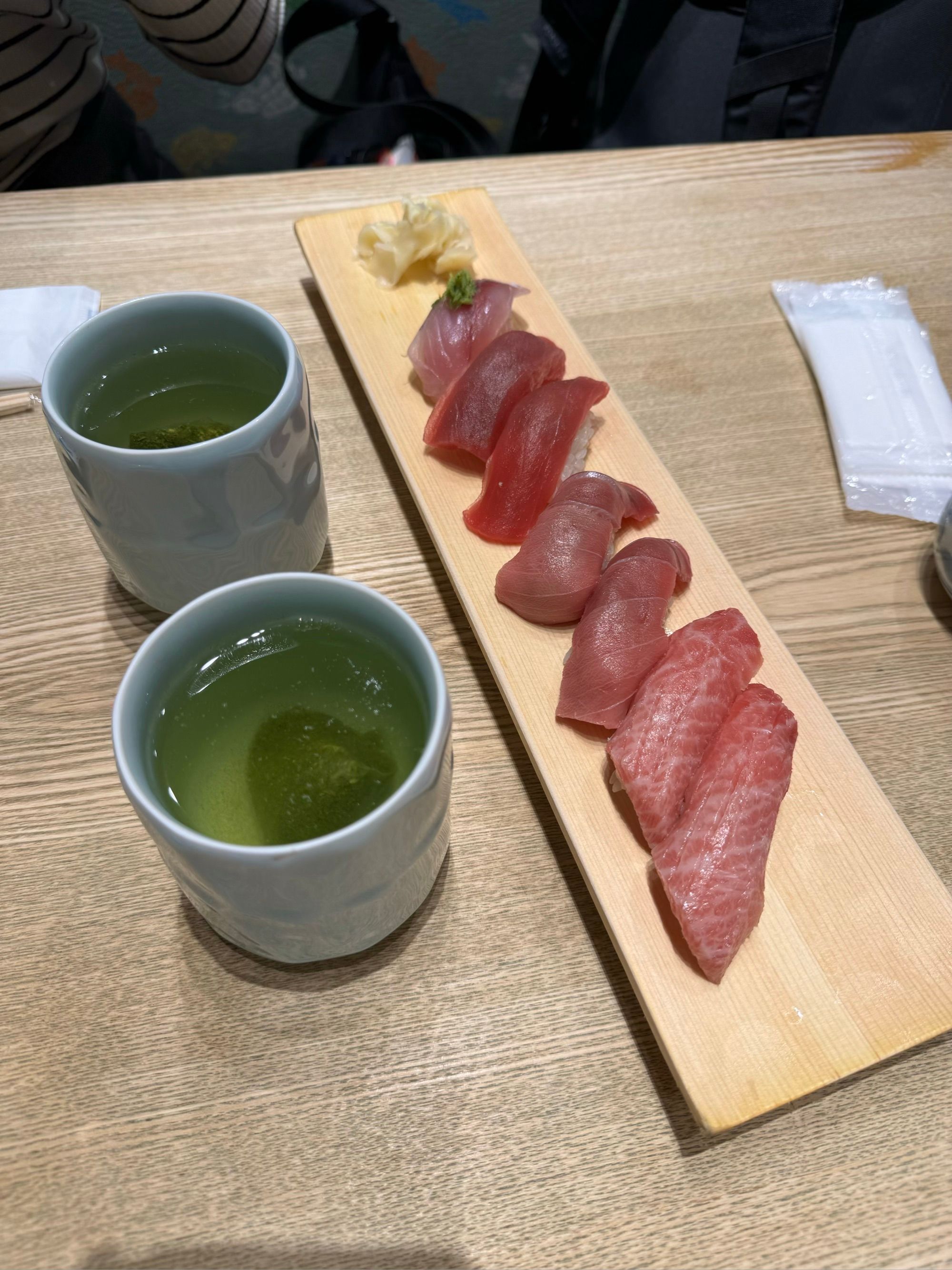 Sushis au thon et thés vert